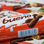 ویفر شکلات شیری کیندر Bueno حاوی کرم فندقی بسته ۲ عددی وزن ۴۳ گرم